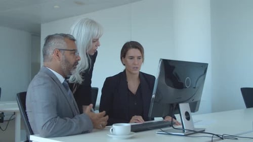 Gruppe seriöser Kollegen diskutiert Projekt