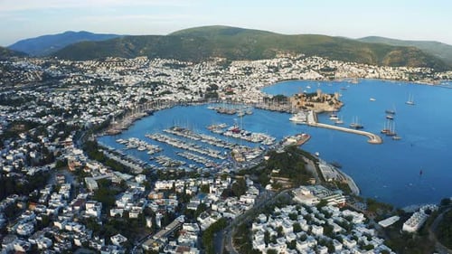 Luftaufnahme des Hafens von Marina in Bodrum, Türkei. Luxusyachten befinden sich im Seehafen, umgeben von Hügeln