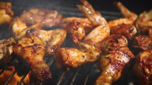 Köstliche Hühnchenstücke auf dem Grill braten