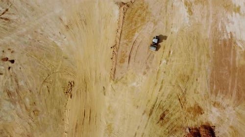 Movimento de caminhão de rolos rodoviários com vista aérea