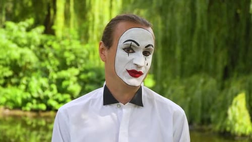 Mime on the Park zeigt Pantomime. Emotion, Abscheulichkeit