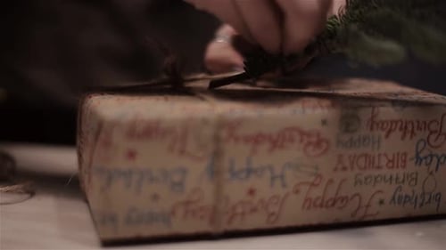 Femme emballant un cadeau de joyeux anniversaire dans du papier
