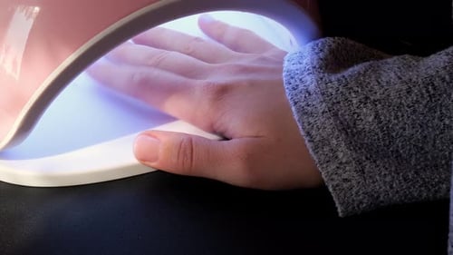 Video Led Lamp Beauty Salon Visitor Dries Base Gel on Ultraviolet Lamp