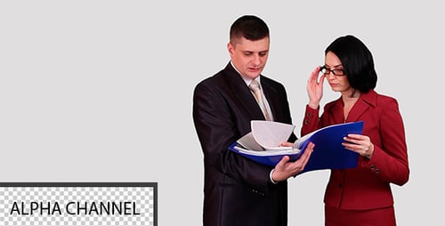 Pessoas de negócios lendo documentos