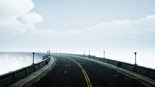 Ponte longa em Nevoeiro Nebuloso