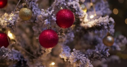 Elegant Christmas Tree with Red and Gold Ornaments