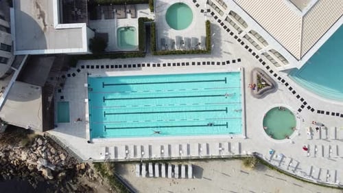 Luftaufnahme mehrerer Pools im Spa Center von oben
