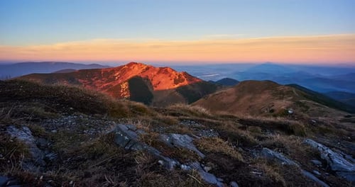 Berglandschaft bei Sonnenaufgang die Sonnenstrahlen erhellen den Bergrücken