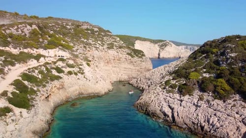 Playa de Korakonissi con acantilados en la isla de Zakynthos. Zante, Grecia