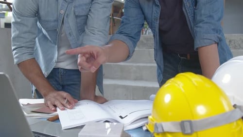 Ingenieros civiles, inspectores y arquitectos asiáticos discuten, se reúnen, inspeccionan y asesoran