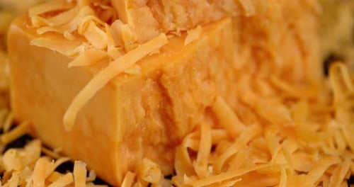 Le
fromage cheddar râpé tourne lentement.