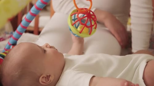 Hermana jugando con tu hermano menor