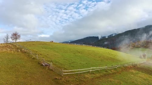 Vol à travers le ciel bleu avec des nuages au-dessus de la montagne