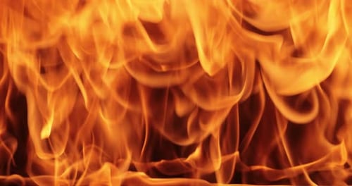 Flammen des Feuers auf schwarzem Hintergrund in Zeitlupe
