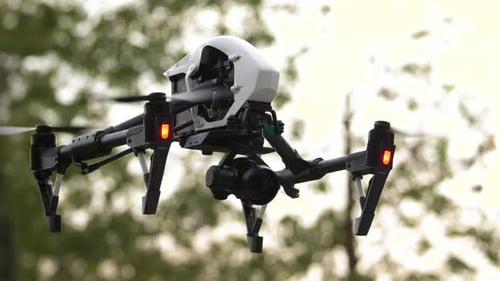 Große Quadcopter-Drohne schwebt langsam