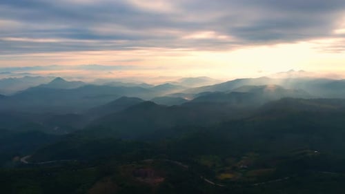 4K Fliege durch die Wolken über Berggipfeln