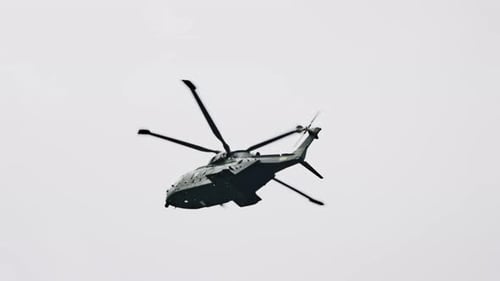 Agustawestland Aw101 Helikopter fliegt in grauem Himmel