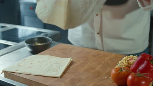 Hände eines männlichen Kochs: Zubereitung mit Käse und Gemüse: ein Döner-Kebab