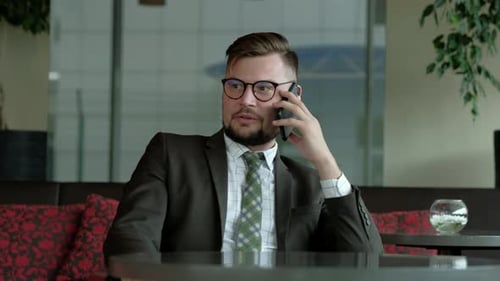 Le
responsable des ressources humaines parle par téléphone au bureau.