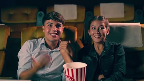 Gente audiencia viendo películas en el cine