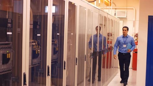 Techniker geht im Serverraum