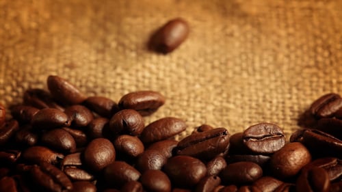 Kaffeebohnen fallen Makro