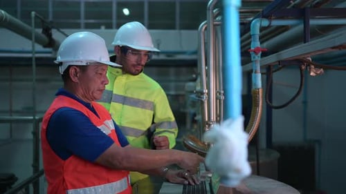 Chief engineer of a mechanical plant Inspecting and explaining the maintenance