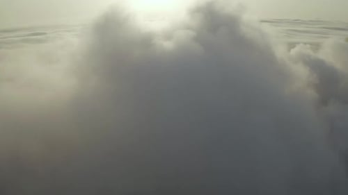 Volando sobre las nubes de la tarde con el sol tardío.