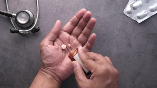Ansicht von Man Hand bei der Einnahme von Pillen