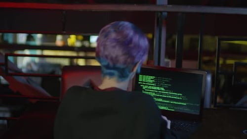 Junge Frau programmiert im Nachtclub