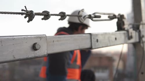 Der Vorarbeiter auf der Baustelle steuert den Prozess mit einem Walkie-Talkie.