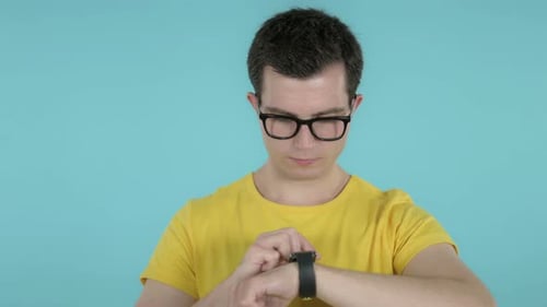 Mann surft im Internet und nutzt Smartwatch