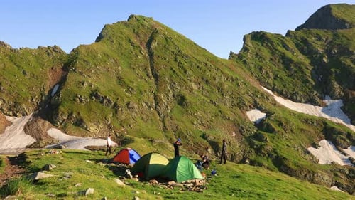 Zeitraffer mit Blick auf den riesigen Berg und farbenfrohen Campingzelten