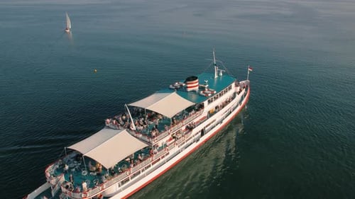 Salida de barco turístico desde el puerto