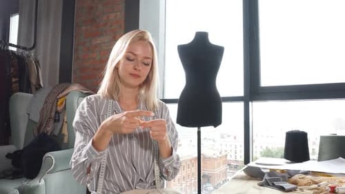 Vêtements de réparation de tailleur blonds positifs