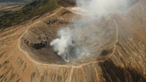 Aktiver Vulkan mit einem Krater