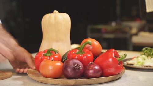 Buntes natürliches Gemüse auf einem Teller, fertig zum Kochen