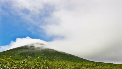 Sommerlandschaft mit altem Vulkan.