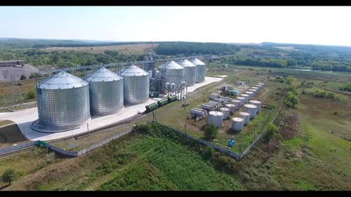 Silos aus Stahlkorn. Luftaufnahme des landwirtschaftlichen Getreideaufzugs auf dem Land