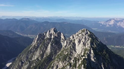 Sobre la cresta de las montañas en los Alpes Julianos, Mangart, Parque Nacional Triglav