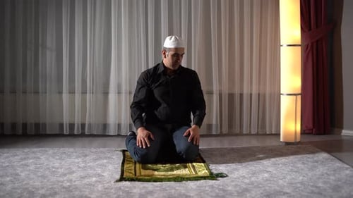Muslimischer Mann betend und Rosenkranz.