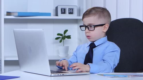 Bright Boy tippt auf einem Laptop und es schreibt sich selbst ins Blatt