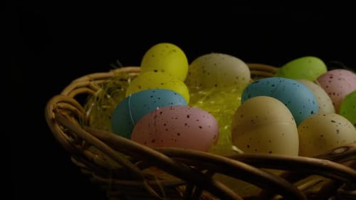 Rotierende Aufnahme von Osterdekorationen und Süßigkeiten im bunten Ostergras