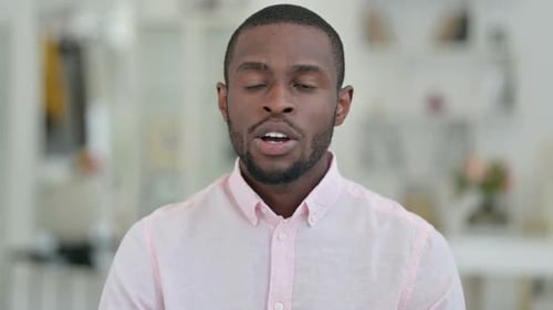 Porträt eines afrikanischen Mannes, der Finger auf die Lippen legt, ruhiges Schild