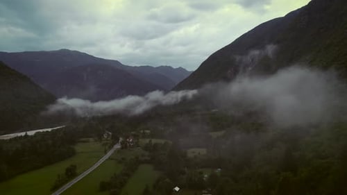 Luftaufnahme des Soca-Flusstals mit nebligen Wolken in voller Natur, Slowenien.