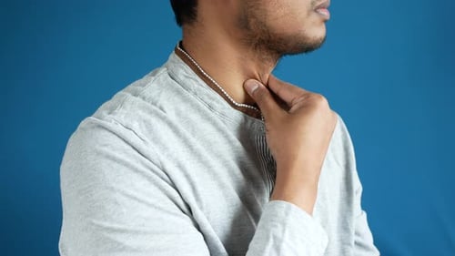 Homem não reconhecido sofrendo dor na garganta de perto