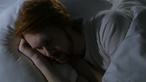 Hombre pelirrojo sentado casualmente comportándose como una persona loca