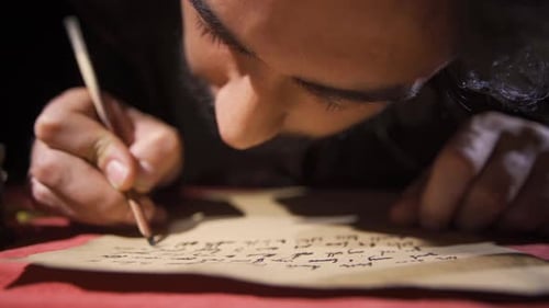 Eine Person, die im Mittelalter Briefe schrieb.