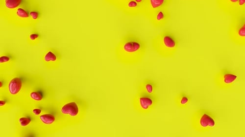 Viele rote Herzen fallen in den Herzhaufen auf rosa Hintergrund