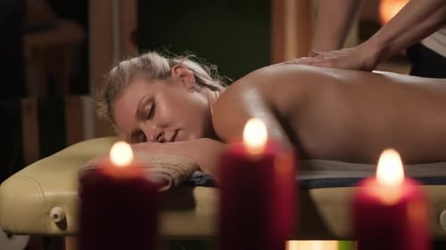 Junge Frau, die im Spa-Salon massiert